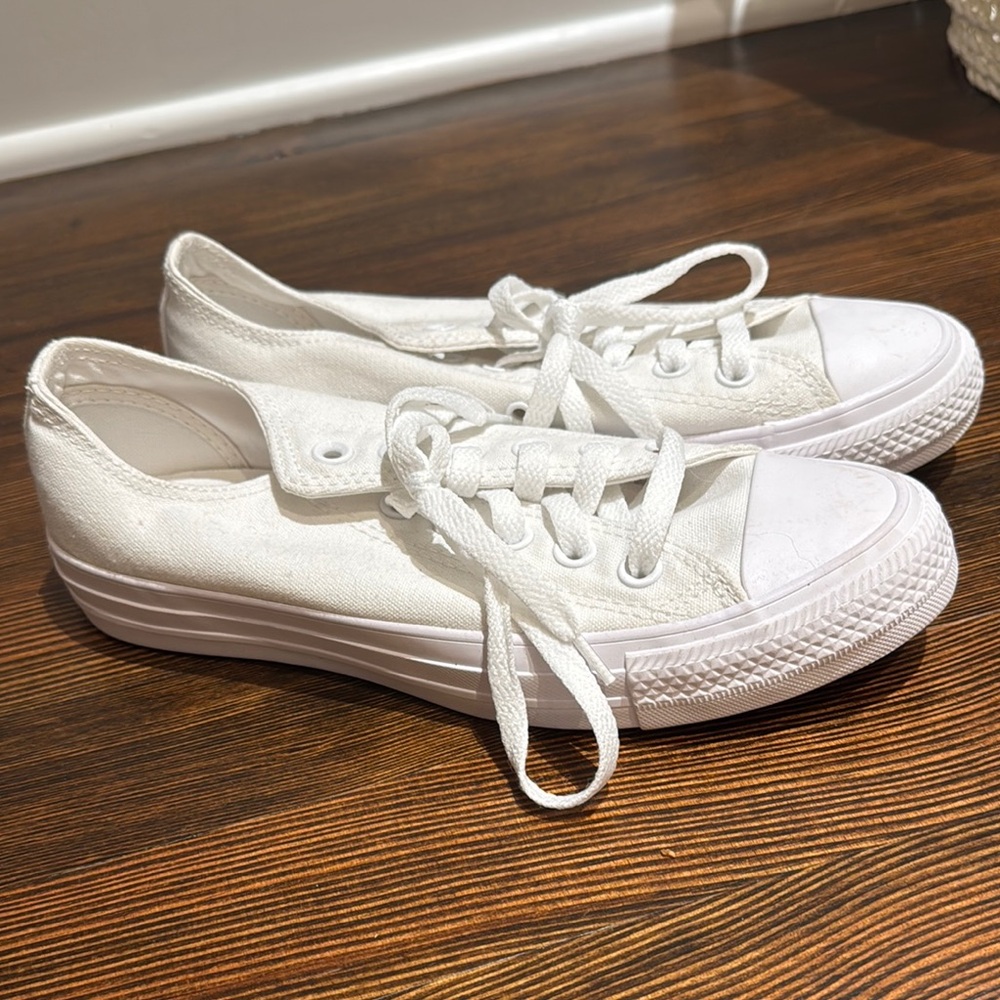 Solid white converse — barely worn